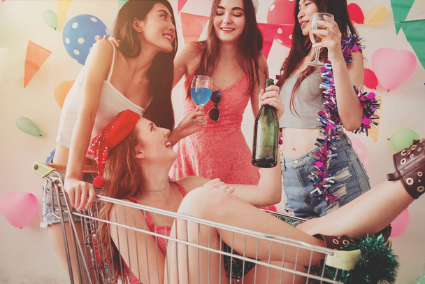 Conceito de moda, tempo de festa de mulheres bonitas bebendo champanhe álcool celebrando o ano novo, aniversário, diversão e felicidade
 - Foto, Imagem