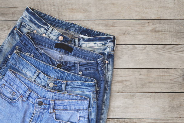 Blue Jeans auf Holzgrund. Jeans Textur. - Foto, Bild
