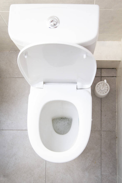 toilette blanche sur fond clair
 - Photo, image