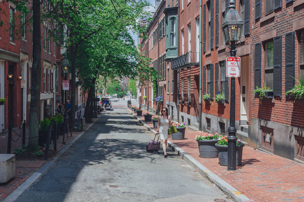 Boston, USA - May 28, 2016: View of street and houses of the historical Beacon Hill neighborhood in downtown Boston - Photo, Image