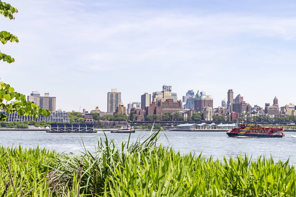 Widok z Manhattanu na East River, z tle Brooklyn Heights, New York, Stany Zjednoczone - Zdjęcie, obraz