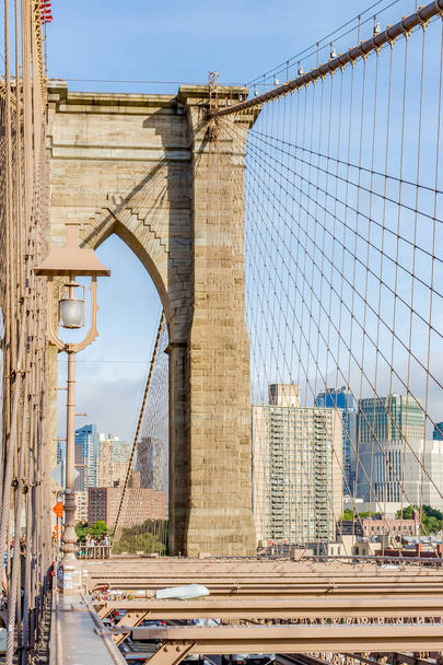Vue sur les gratte-ciel de Brooklyn Heights depuis le pont de Brooklyn à New York, États-Unis
 - Photo, image