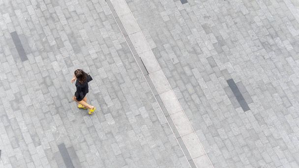 Az emberek sétálnak a sétálóutcában járdán betonon a divat férfi és nő csoportjával. (Légi városi fénykép) - Fotó, kép