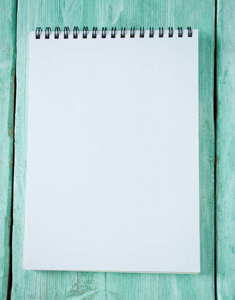 blank notebook on wooden surface - Foto, afbeelding