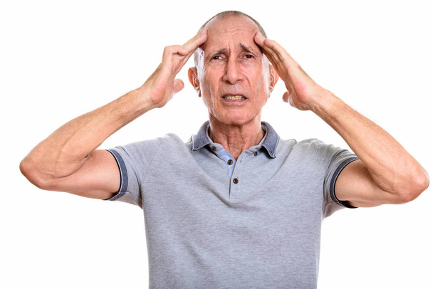 Студийный снимок пожилого человека с головной болью - Фото, изображение