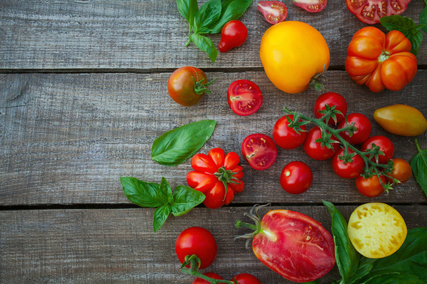  fresh organic colorful tomatoes on wooden surface - Φωτογραφία, εικόνα