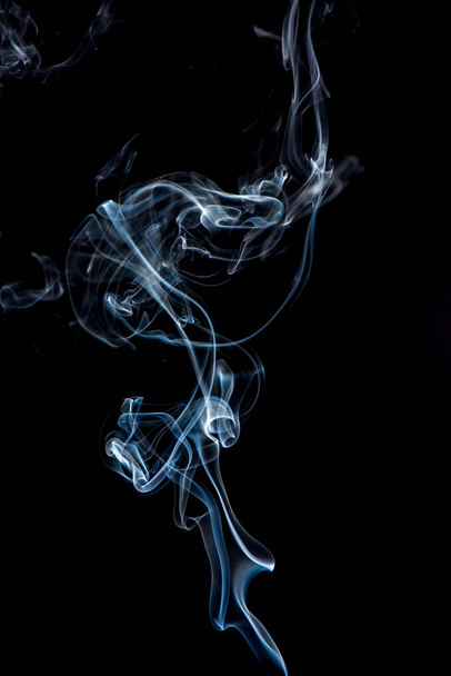 Nahaufnahme von weißem Rauch auf schwarzem Hintergrund - Foto, Bild