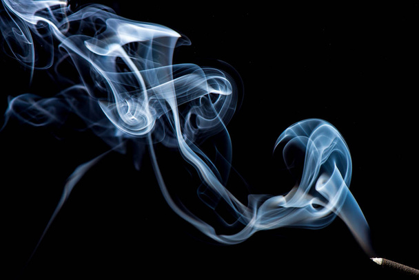 lähikuva valkoisesta savusta mustalla taustalla
 - Valokuva, kuva