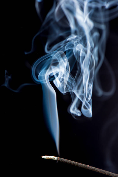 close up vista de fumaça branca no fundo preto
 - Foto, Imagem