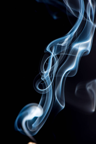 close up view of white smoke on black background - Foto, Bild