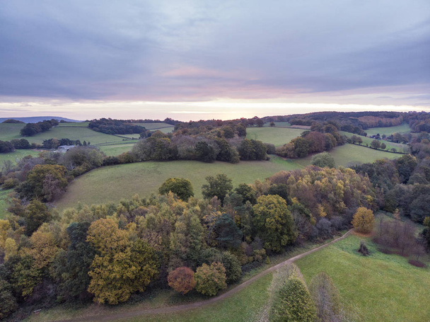 カラフルな活気のある秋秋のイギリスの田舎風景を見事な美しい空中ドローン景観イメージ - 写真・画像