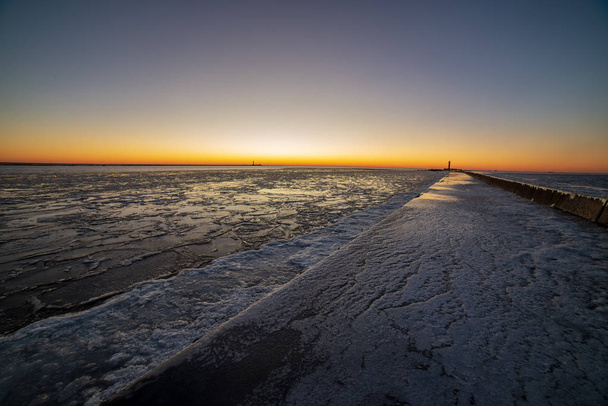 Vörös naplemente fagyasztott-tengerre festői kilátást - Fotó, kép