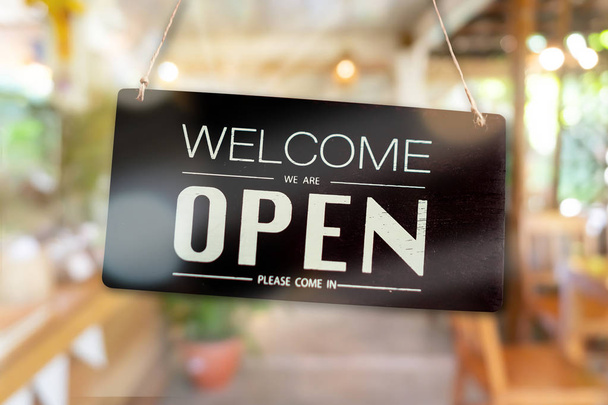 Добро пожаловать открытый знак использования для любого бизнеса перед магазином или в Интернете фон
. - Фото, изображение