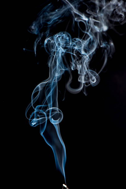 крупный план белый дым на черном фоне
 - Фото, изображение