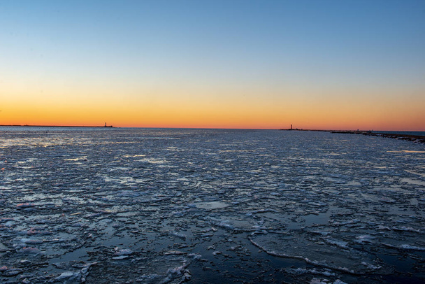 vista panorámica de la puesta de sol roja sobre el mar congelado
 - Foto, Imagen