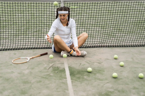 young woman playing tennis - Foto, immagini