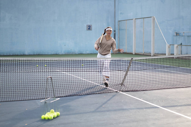 young woman playing tennis - 写真・画像
