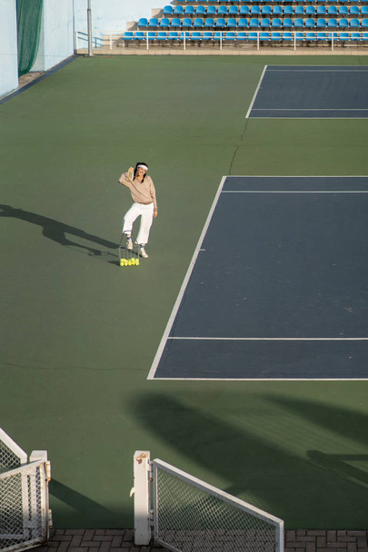 young woman playing tennis - 写真・画像