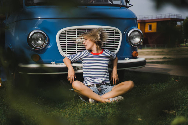 girl on the background of a vintage bus - Valokuva, kuva