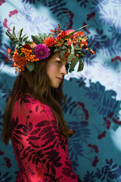 girl in a linen dress. with a wreath of flowers on her head. - Foto, Imagen
