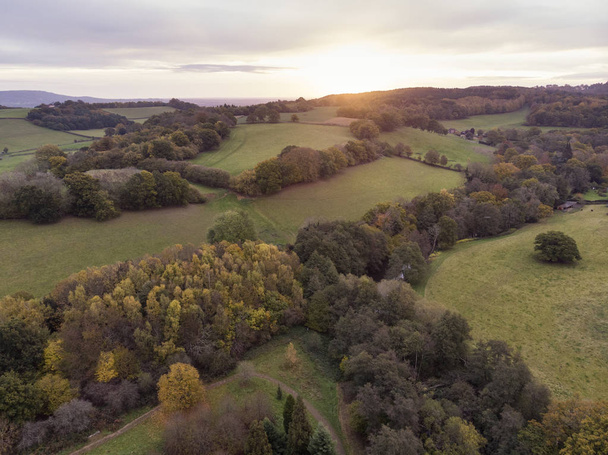 Mooie luchtfoto drone landschap foto van prachtige kleurrijke levendige Autumn Fall Engels platteland landschap - Foto, afbeelding