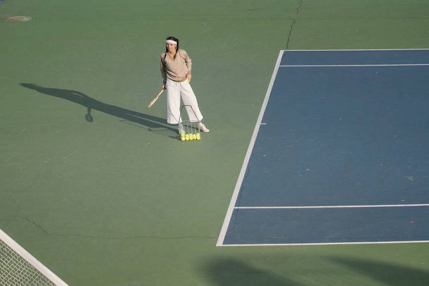 young woman playing tennis - Foto, imagen