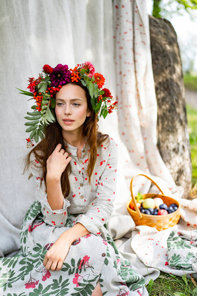 girl in a linen dress. with a wreath of flowers on her head. - Fotoğraf, Görsel