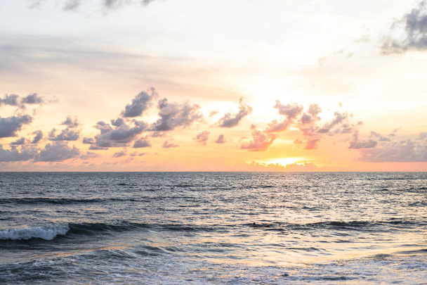 niebo i ocean piękny zachód słońca na oceanie. Czekam na fali. - Zdjęcie, obraz