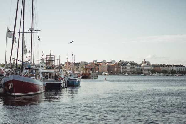 sailing boats and yachts on the pier in Stockholm front of the city center - Fotoğraf, Görsel