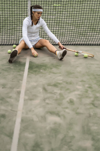 young woman playing tennis - Фото, зображення