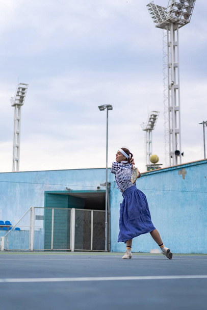 mladá žena hraje tenis - Fotografie, Obrázek