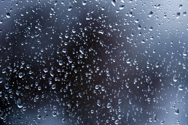 Vista de cristal con gotas de lluvia sobre el fondo de la calle
 - Foto, imagen