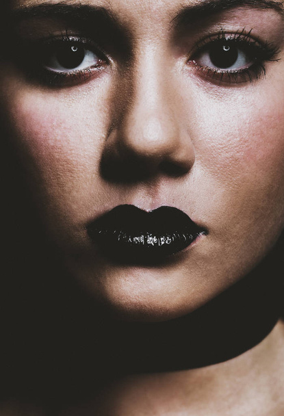 Woman with dark make up - Foto, afbeelding