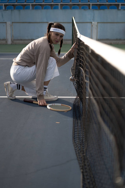 young woman playing tennis - Foto, afbeelding