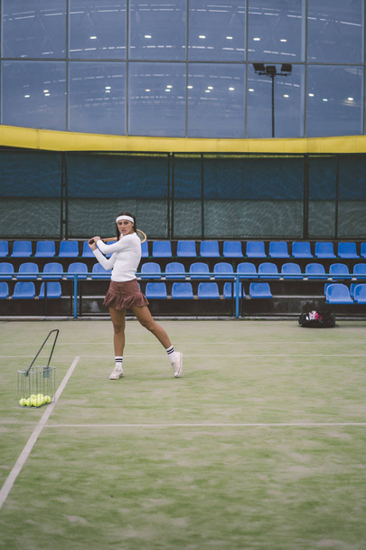 young woman playing tennis - Фото, зображення