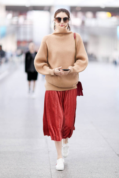 Chinese model He Sui is pictured at the Beijing Capital International Airport in Beijing, China, 15 October 2017 - Fotografie, Obrázek