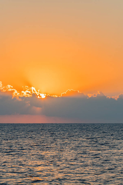Kleurrijke dageraad over de zee, de zonsondergang. Prachtige magische zonsondergang boven de zee. verticale foto. toned - Foto, afbeelding