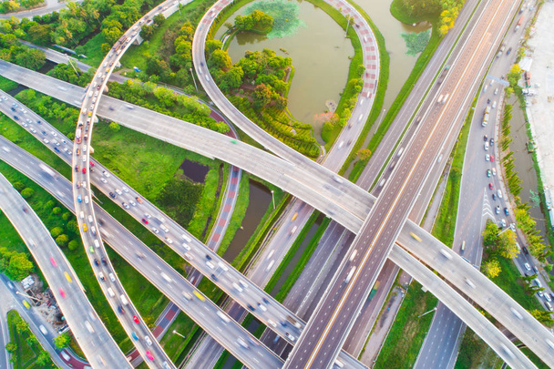 Ekspres taşıma trafik yol ile araç hareket lojistik kavramı havadan görünümü - Fotoğraf, Görsel
