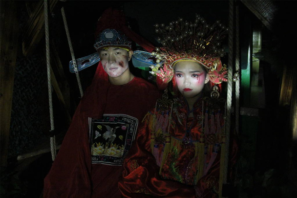 Chinesische Studenten, die sich als Dämonen und Monster verkleiden, treten während einer Feier anlässlich des bevorstehenden Halloween im Chuanlord Tourism & Leisure Expo Park in Shunde City in der südchinesischen Provinz Guangdong auf, 21. Oktober 2017 - Foto, Bild