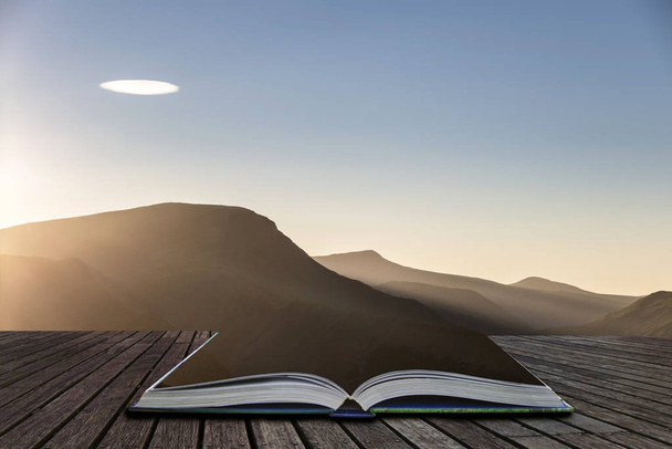 Upea maisema kuva auringonsäteet syttyy pieni alue vuoren puolella järvialueella tulossa ulos sivuja avoimen tarinan kirja
 - Valokuva, kuva