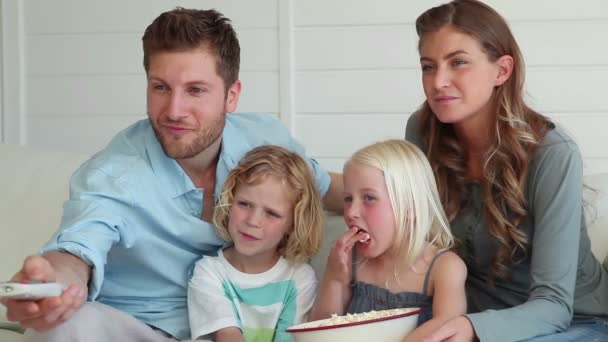 Family watching television together - Filmagem, Vídeo