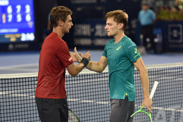 David Goffin of Belgium, right, interacts with Henri Laaksonen of Switzerland in their semifinal match of the men's singles during the 2017 Shenzhen Open tennis tournament in Shenzhen city, south China's Guangdong province, 30 September 2017 - Foto, afbeelding