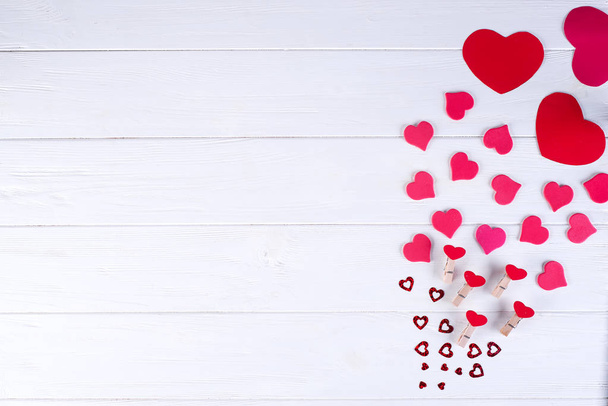 День святого Валентина фон с красными сердцами на деревянных досках. Вид сверху. День святого Валентина
 - Фото, изображение