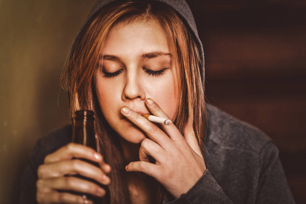 Teenage girl wirh bad habits - Foto, imagen