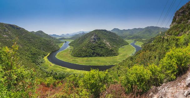 Vista panorâmica de cima da enorme curva do rio Tsrnoyevicha e da floresta ao redor, Rijeka Crnojevica em Montenegro - Foto, Imagem