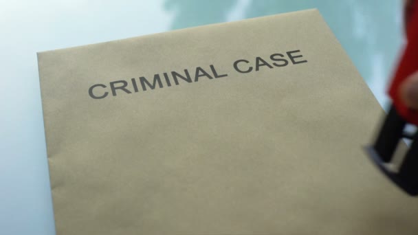 Kriminální případ zařazen, ruku razítko pečeť na složku s důležitými dokumenty - Záběry, video