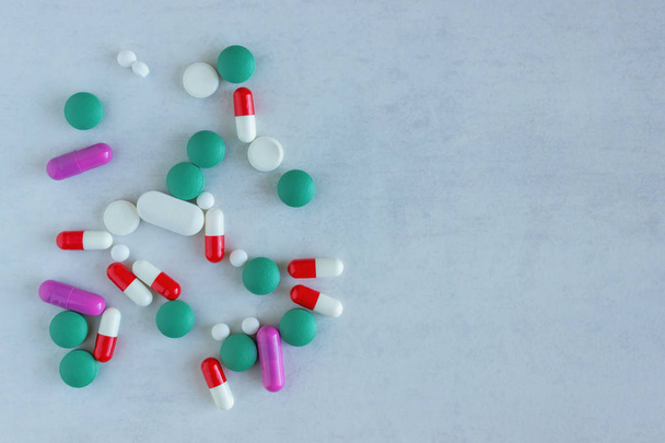 Un sacco di pillole e vitamine su uno sfondo leggero. Concetto farmacia, additivi alimentari, abuso e dipendenza da farmaci, tossicodipendenza
. - Foto, immagini