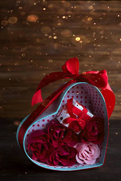 Valentines achtergrond met boeket steeg in de doos van de gift en mini geschenkdoos op donkere houten achtergrond, kopie ruimte - Foto, afbeelding