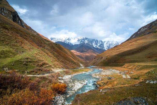 La valle del fiume Enguri in autunno. La vetta più alta della Georgia è Shkhara. Principale crinale caucasico, Zemo Svaneti
. - Foto, immagini