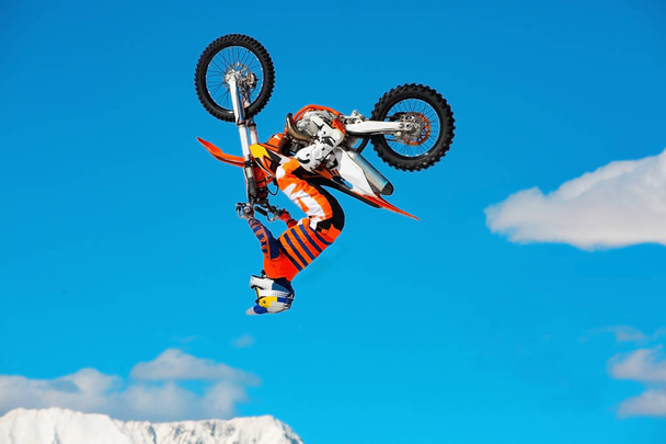 Závodníka na motocyklu se účastní motocross cross-country v letu, skočí a startuje na SpringBoardu proti obloze. Koncept extrémní relaxace. - Fotografie, Obrázek